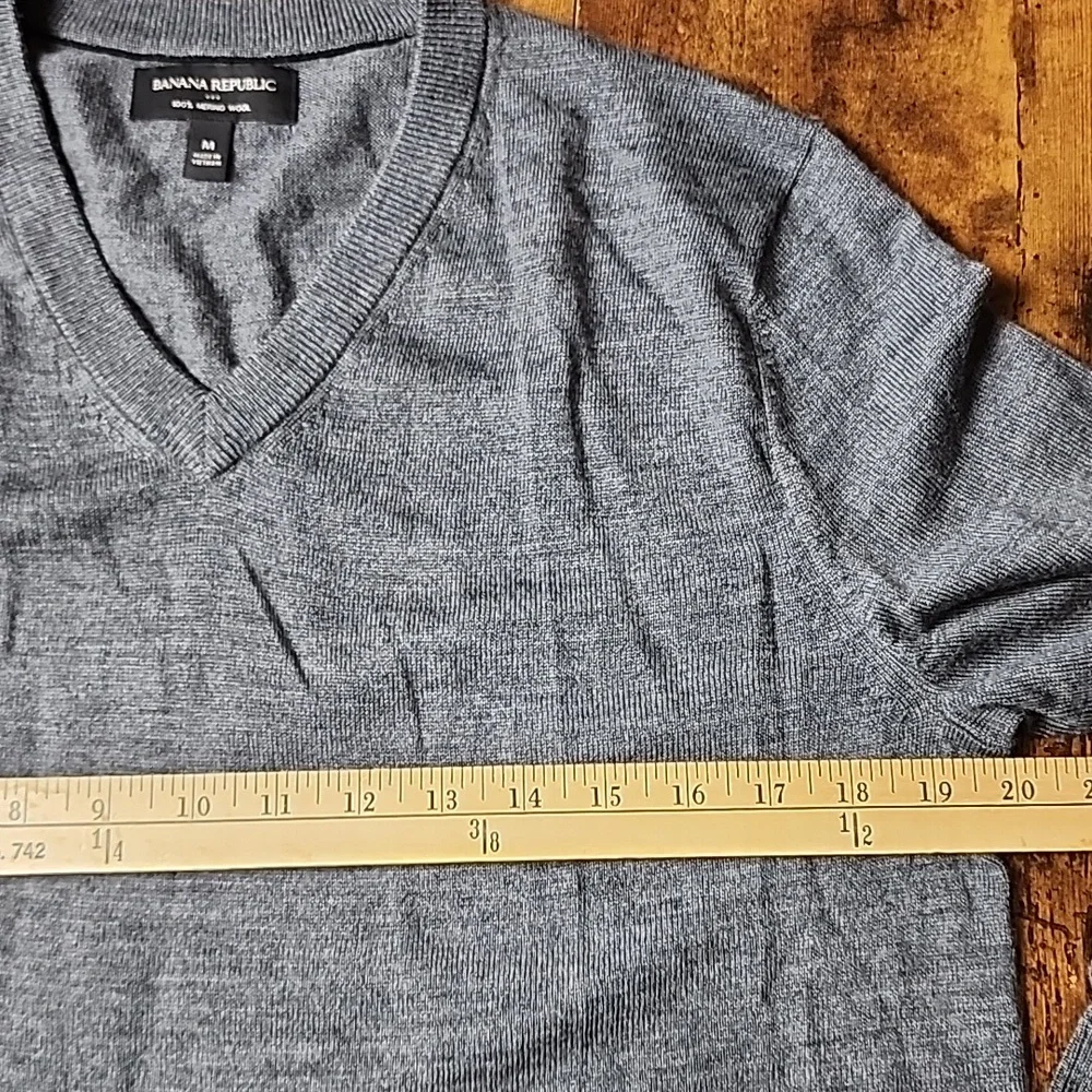 BANANA REPUBLIC | Men's 100% Merino Wool Heather Gray V-Neck Neutral Sweater | M